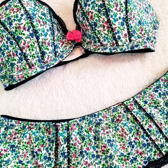Victoria's Secret Vintage Sexy Little Things Bra & Skirted Thong Panty Set - Picture 3 of 16
